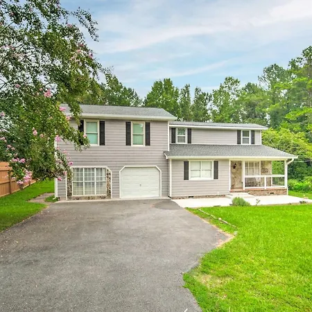 Picturesque Kennesaw Home With Private Backyard